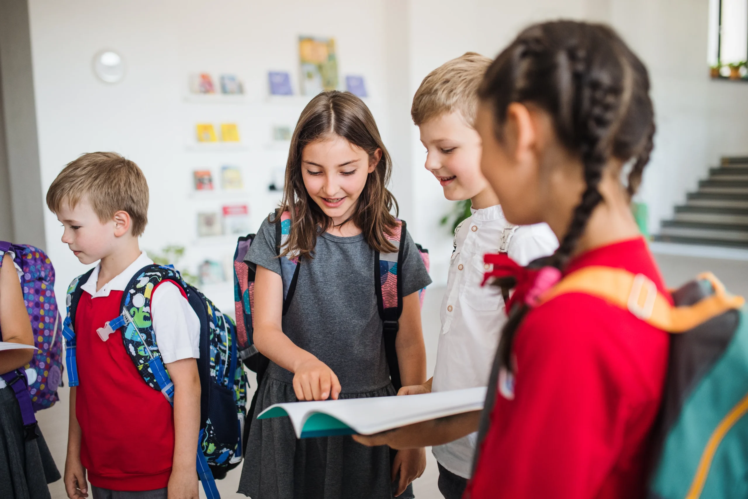 a-group-of-cheerful-small-school-kids-with-bags-wa-2026-01-05-06-08-16-utc - Copia