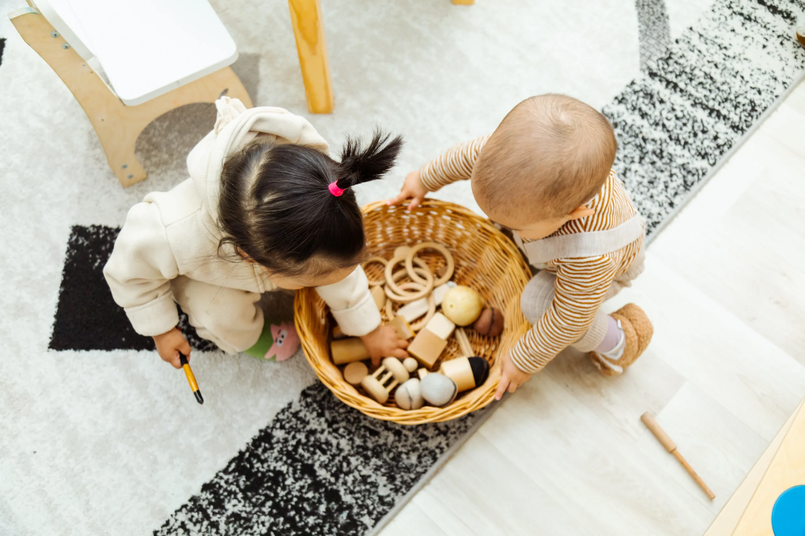 two-infants-playing-with-wooden-toys-indoors-2026-03-25-00-30-00-utc - Copia